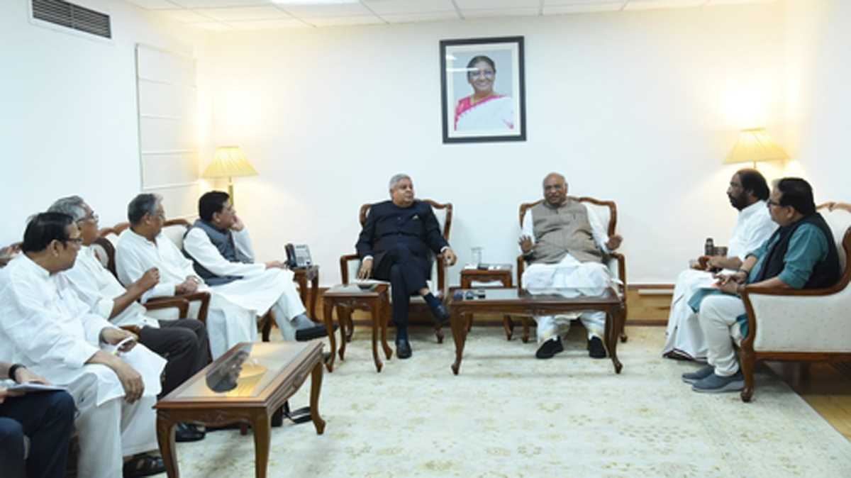 राज्यसभा में टकराव के बीच आज शुरू की जाएगी मणिपुर पर चर्चा राज्यसभा में टकराव के बीच आज शुरू की जाएगी मणिपुर पर चर्चा